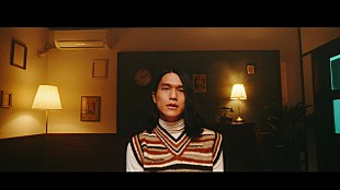 「ササノマリイ、食卓に座って回転する「メラメリ」MVプレミア公開　」