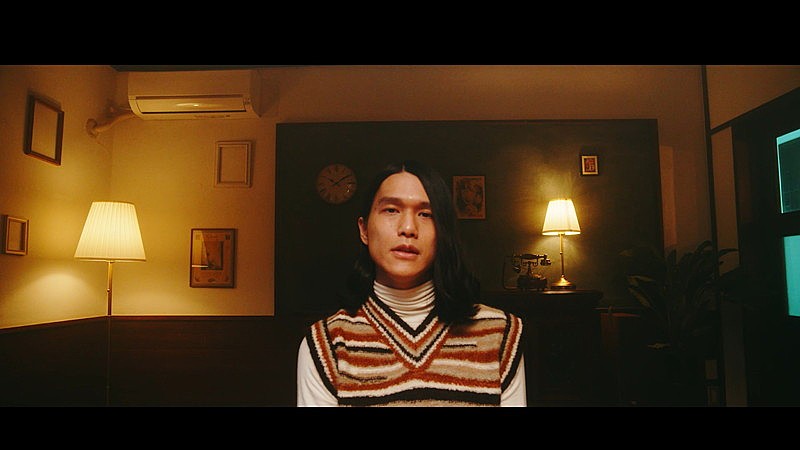 「ササノマリイ、食卓に座って回転する「メラメリ」MVプレミア公開 」1枚目/10