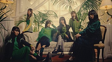 乃木坂46、アンダーメンバー楽曲「マシンガンレイン」MV公開 光の3原色