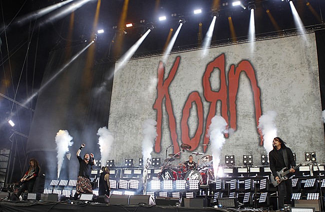 「KoЯn、ジョナサン・デイヴィスに続いてジェイムズ・“マンキー”・シェイファーが新型コロナ陽性　ツアーから一時離脱」1枚目/1