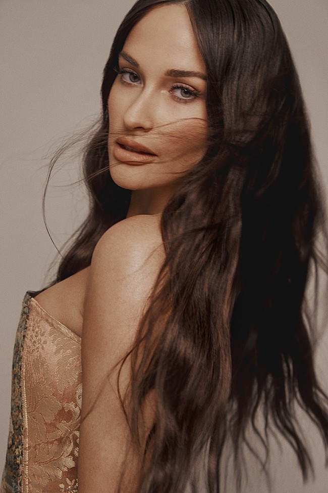 「ケイシー・マスグレイヴス、自身の離婚物語を赤裸々に綴った最新ALから「シンプル・タイムズ」のMV公開」1枚目/2