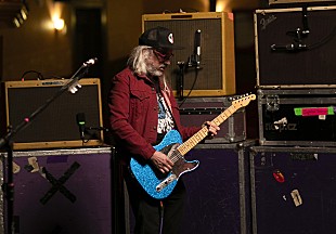 「ダイナソーJr.のJマスキス、新シグネイチャー・ギター“J Mascis Telecaster”の国内販売開始」