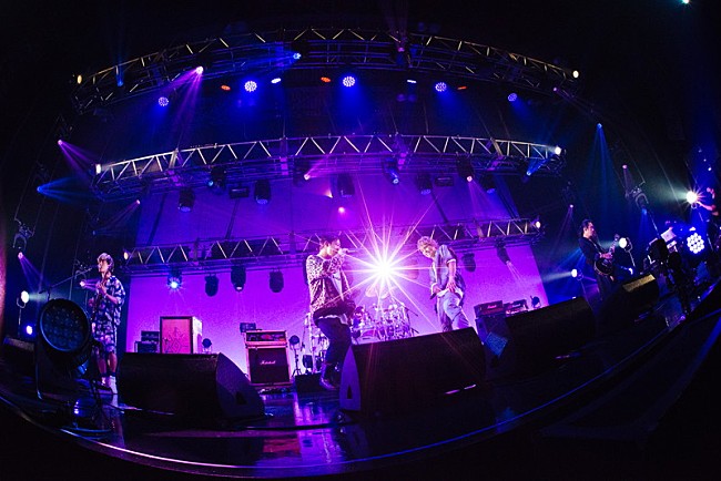 「手越祐也×THE ORAL CIGARETTES」9枚目/10