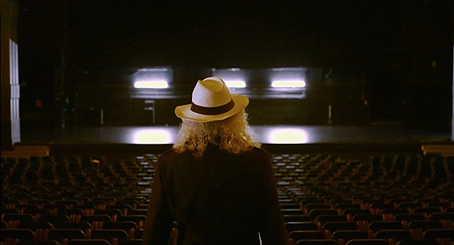 「ブライアン・メイ、「バック・トゥ・ザ・ライト～光にむかって～」の最新MVを公開」1枚目/4