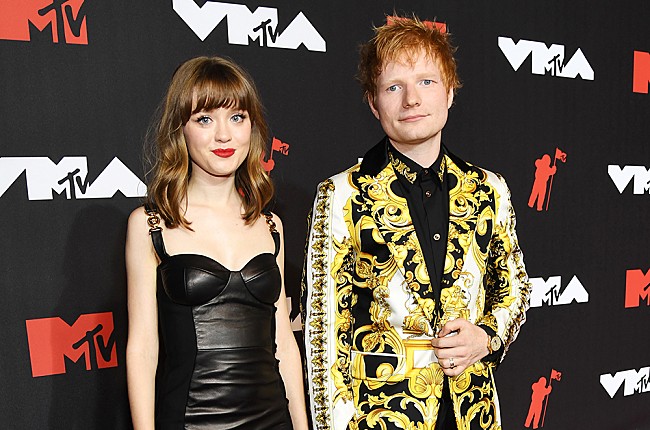 「エド・シーラン、自身のレーベルに契約したメイジー・ピーターズを絶賛「僕にはできなかったことを全く新しいレベルでやっている」」1枚目/1