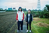 「高田風×井上拓己によるフィナンシャルロックバンド・Deges Deges、1年半の制作期間を経て1stアルバム『Blue Light』リリース決定」1枚目/2