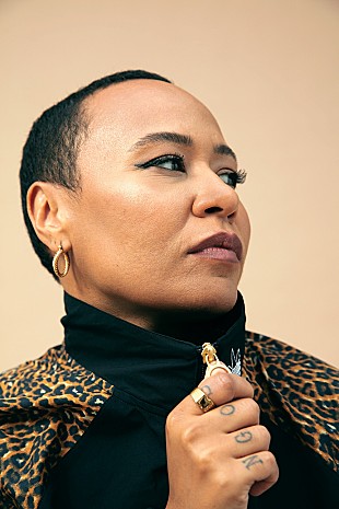 「エミリー・サンデー、2年振りとなる新曲「Family」のMV公開」