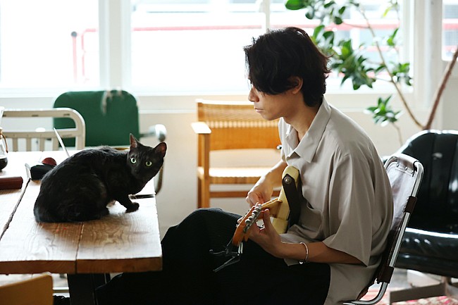 「[Alexandros]川上洋平が飼い猫と共演、「ペイディ」のテレビCM」1枚目/14