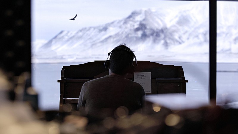 デーモン・アルバーン、アイスランドで制作した最新作から「Royal Morning Blue」公開