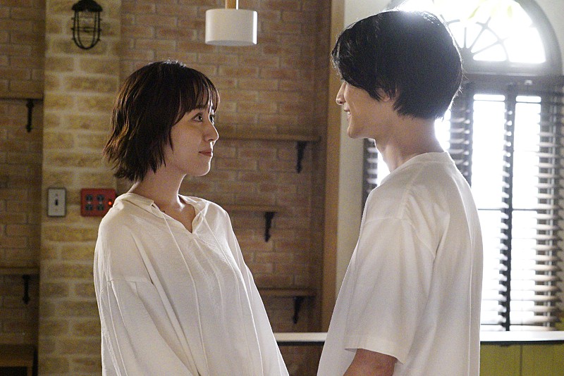 「「推しの王子様」“泉美”比嘉愛未が“航”渡邊圭祐に告白　「鍵を締めてキスする航くんがヤバ過ぎる」」1枚目/1