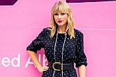 「テイラー・スウィフト、カントリーからポップにクロスオーバーした大先輩二人をTikTokで称える」1枚目/1