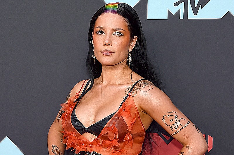 「ホールジー、自身の誕生日に息子の写真を公開」1枚目/1