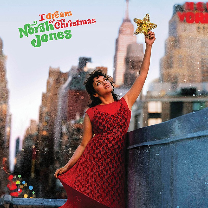 ノラ・ジョーンズ、キャリア初のクリスマス・アルバムのリリース発表＆先行配信曲解禁