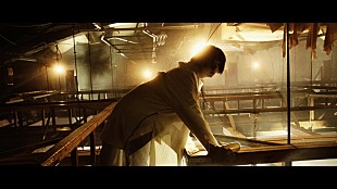 「ELAIZA（池田エライザ）、現代のお祭り騒ぎ的な狂騒を静かに見守る「AYAYAY」MV公開」