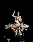 「アルカ、12月発売の最新AL『KiCk ii』からシーア参加の新曲「Born Yesterday」のMV公開」1枚目/2