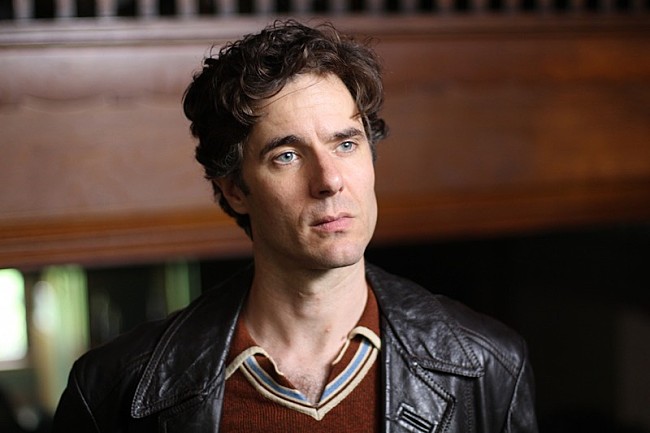 「ジョニー・フリン演じるデヴィッド・ボウイが歌唱、映画『スターダスト』本編映像」1枚目/1