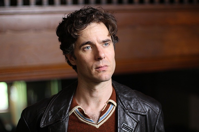 「ジョニー・フリン演じるデヴィッド・ボウイが歌唱、映画『スターダスト』本編映像」1枚目/1