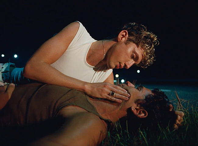 「トロイ・シヴァン、最新シングル「Angel Baby」のMVで濃厚なキスシーンを熱演」1枚目/4