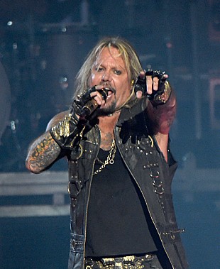 「モトリー・クルーのヴィンス・ニール、ステージから転落し骨折」
