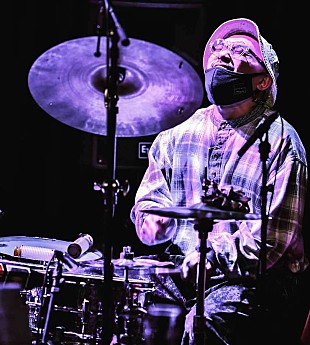 「松下マサナオ、ソロALより「Anyway feat.MELRAW」「West feat.Yas Nomura」先行配信へ」