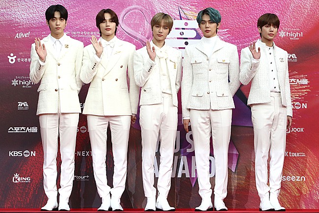 「TOMORROW X TOGETHERのYEONJUNとTAEHYUN、ザ・キッド・ラロイxジャスティン・ビーバー「ステイ」のカヴァーを披露」1枚目/1