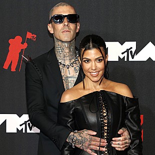 「ブリンク182のトラヴィス・バーカー＆コートニー・カーダシアン、シド＆ナンシーのハロウィン仮装を披露」