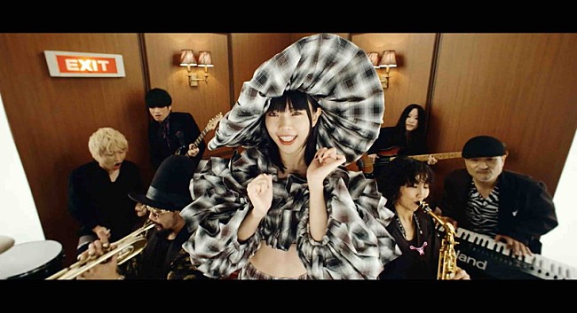 「アイナ・ジ・エンド、新EP『DEAD HAPPY』より「ZOKINGDOG」MV公開」1枚目/4