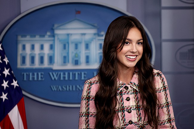 「オリヴィア・ロドリゴ、バイデン米大統領からの“奇妙な”プレゼントについて語る 」1枚目/1