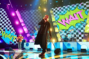 「マルーン5のアダム・レヴィーン、ライブ中にファンがステージに乱入し腕を掴んだことにコメント」