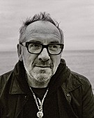 「エルヴィス・コステロ＆ジ・インポスターズ、来年1月発売の最新AL『ザ・ボーイ・ネームド・イフ』からロックな新曲を先行配信」1枚目/2