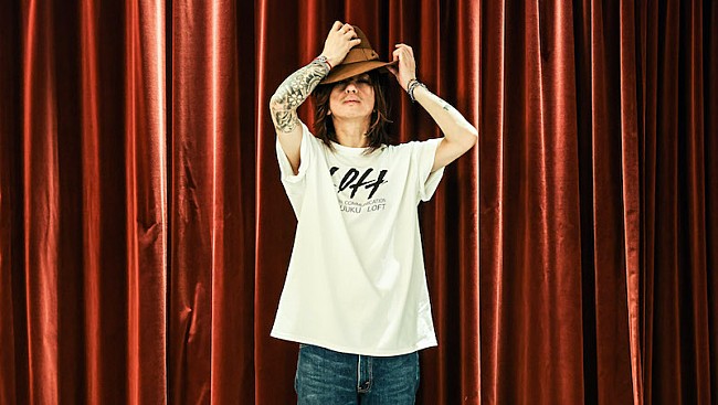 「清春デザインの新宿ロフト45周年記念Tシャツ「LIVE HOUSE NEVER DIE」販売」1枚目/3