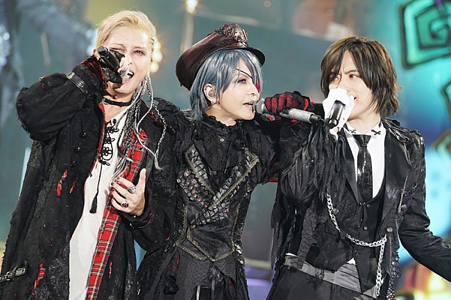 「HYDE×手越祐也のキス、DAIGOも合わせた3人での「GLAMOROUS SKY」など披露【黒ミサ Halloween】」1枚目/14