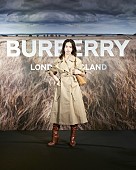 「長谷川京子、離婚発表後初めて公の場に登場　新田真剣佑、山田優らと「バ－バリ－」をPR」1枚目/1