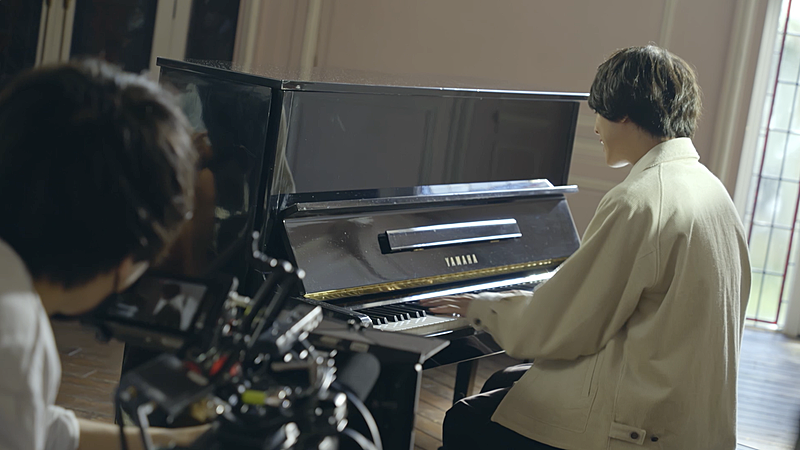 SHE'S、和やかな雰囲気で撮影された「Chained」MVのメイキングビデオ公開