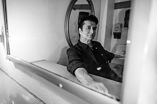 「元ジャーニーのスティーヴ・ペリー、自身初のクリスマスAL『The Season』をリリース」