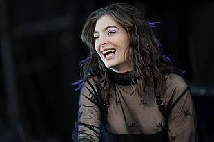 「ロード、新型コロナ関連規制が不透明なためオーストラリア＆ニュージーランド・ツアーを2023年に延期」