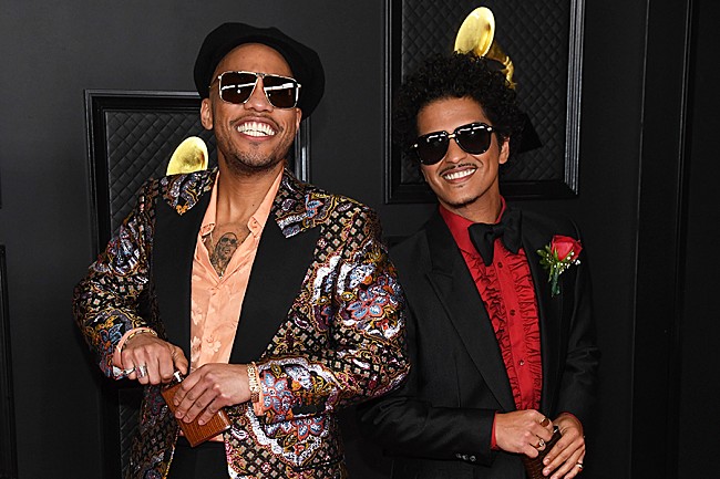 「シルク・ソニック、アルバム発売記念ライブでLAのナイトクラブが一夜限りのディスコに変貌」1枚目/1