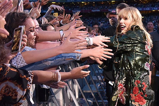 「テイラー・スウィフト、『レッド』再録盤リリースを受けてSpotifyで一日に最もストリーミングされた女性アーティストに」1枚目/1