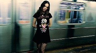 「ホリー・ハンバーストーン、The 1975のマシュー・ヒーリーとの共作曲収録の最新EP配信」