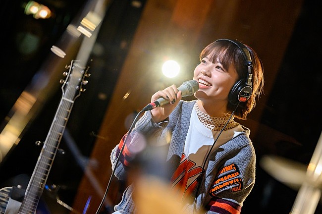 「asmi、『NEXT FIRE』でインタビュー映像を11/19に配信　11/5の生配信スタジオライブのレポートも到着」1枚目/7