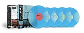 「オアシス、ベスト盤『タイム・フライズ…1994-2009』がスカイブルー・カラー・ヴァイナルで日本限定復刻リリース」1枚目/3