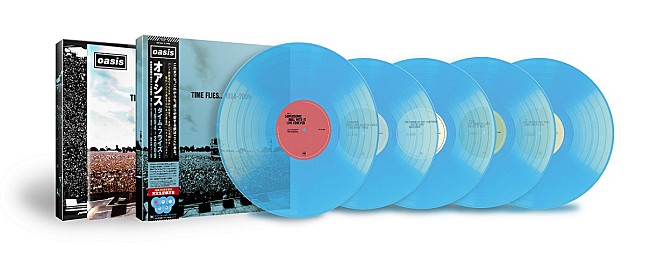 「オアシス、ベスト盤『タイム・フライズ…1994-2009』がスカイブルー・カラー・ヴァイナルで日本限定復刻リリース」1枚目/3