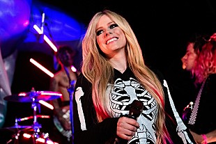 「アヴリル・ラヴィーン、トラヴィス・バーカーと米TV番組で最新シングル「バイト・ミー」披露」