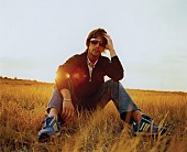 「ジャミロクワイ、大ヒット曲「コズミック・ガール」と「オールライト」MVのHD版が公開」1枚目/2