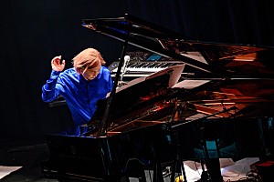 ライブレポート＞小室哲哉、単独公演となる注目の最新ステージで、再