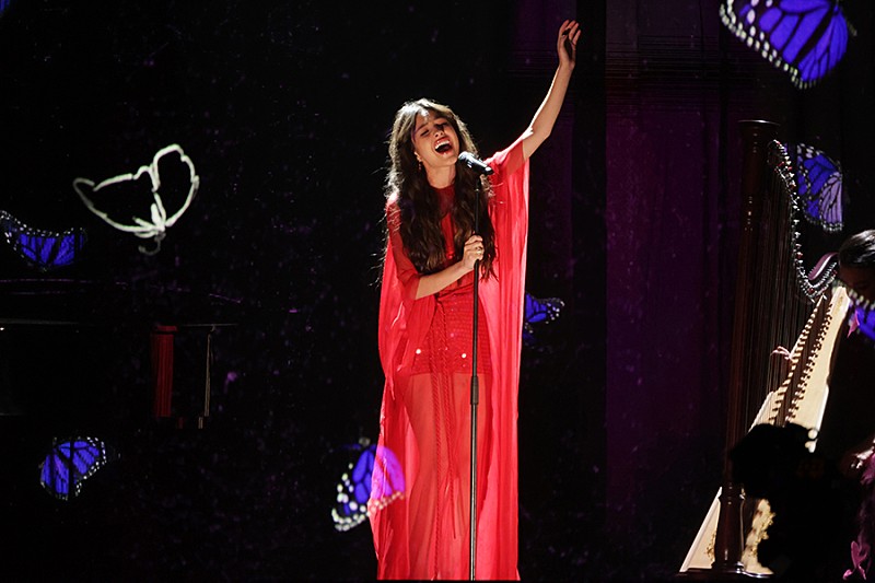 オリヴィア・ロドリゴ、運転免許証を取得した場所で「drivers license」を披露