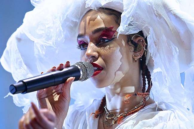 「FKAツイッグス、ザ・ウィークエンドとのコラボ曲「Tears in the Club」のリリースを発表」1枚目/1