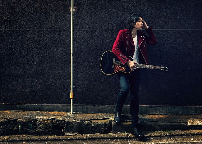 「斉藤和義、CMソング「Over the Season」MVプレミア公開　フィギュア『斉藤フタ義』特別販売も」1枚目/4