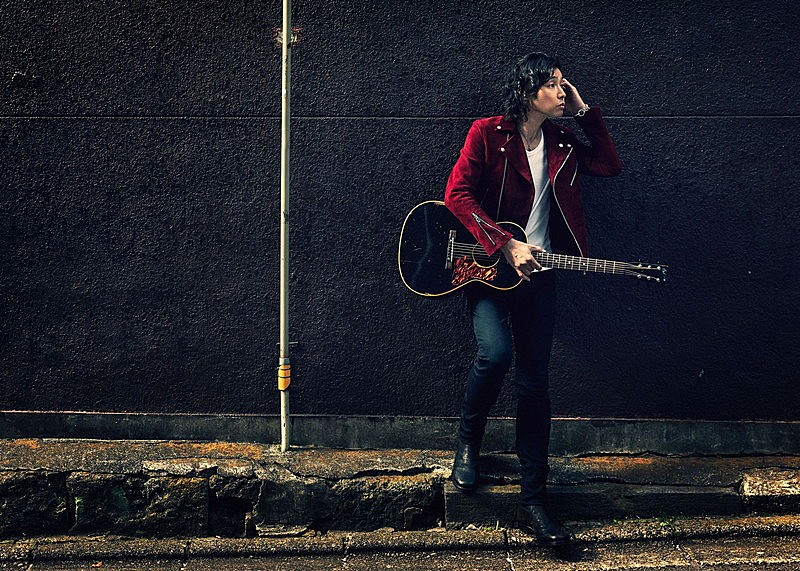 斉藤和義、CMソング「Over the Season」MVプレミア公開　フィギュア『斉藤フタ義』特別販売も