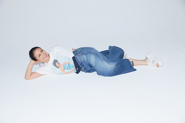 「小泉今日子、自身デザインのTシャツを着用したアーティスト写真は全6種」1枚目/6